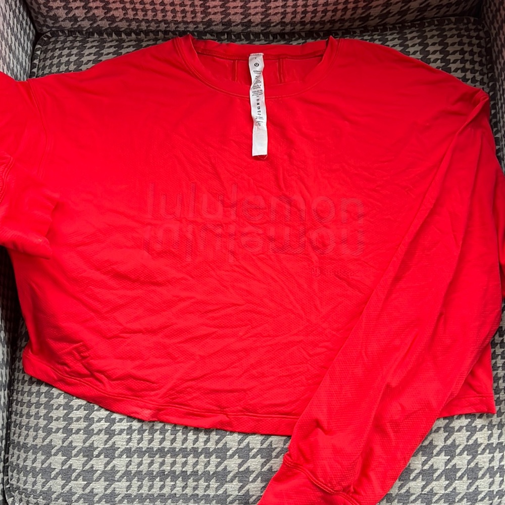 Cropped lululemon shirt